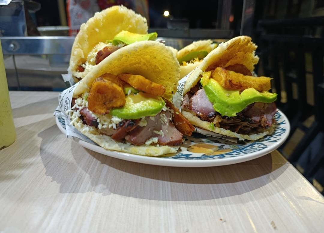 Varias arepas de carne al barril